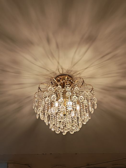 Продам люстрю в зал