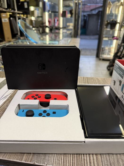 Nintendo Switch OLED + 2 Игри