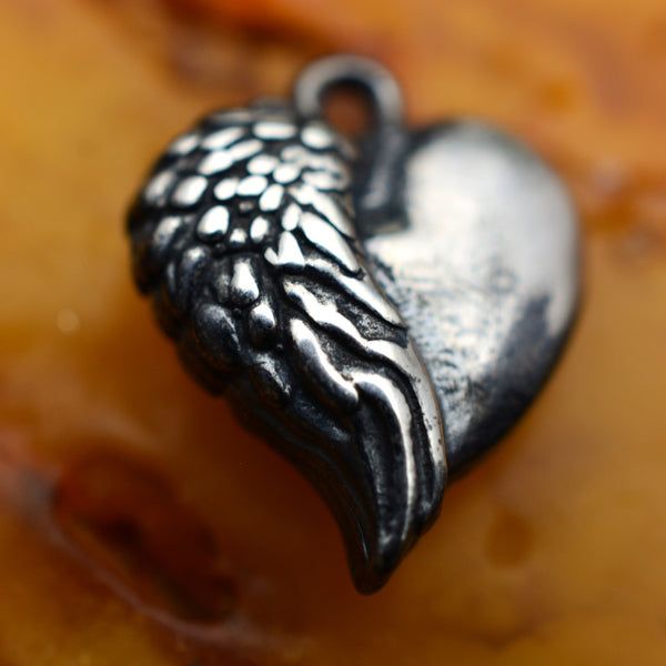 Сребърен медальон 925 „Ангелско сърце“ – символ на обич и закрила