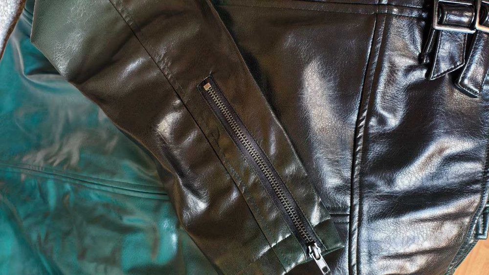 Оригинальная демисезонная куртка в байкерском стиле