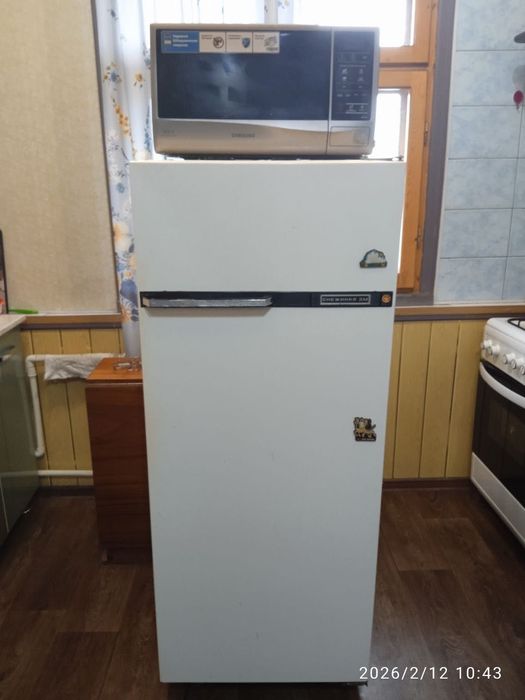 Холодильник снежинка и микроволновка