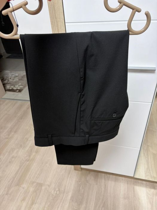 Vand costum negru barbat marimea EUR 30