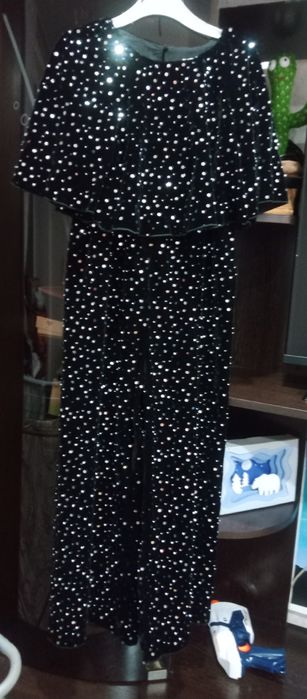 Продам платье , костюм и комбез для девочки