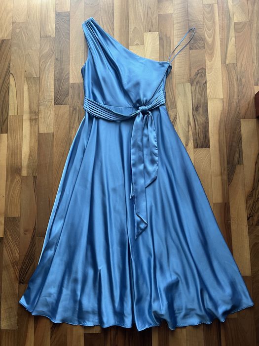 Елегантна рокля за официален повод