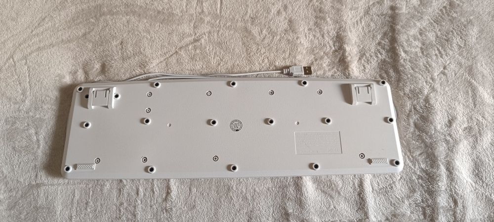 Клавиатура бяла чисто нова