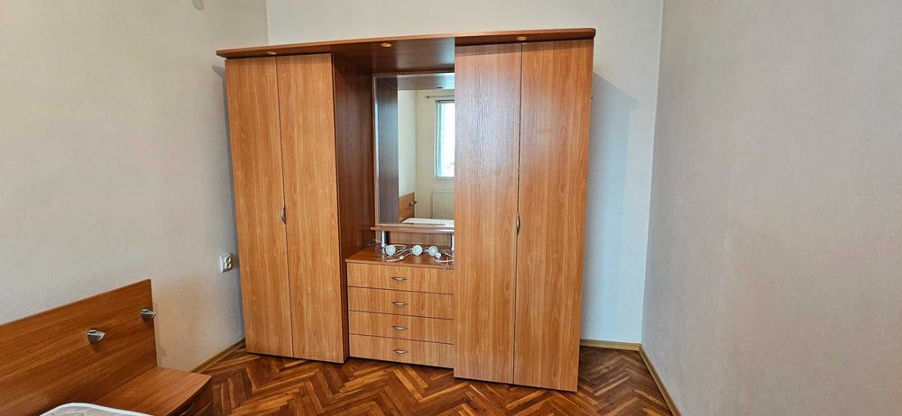 Гардероб с огледало