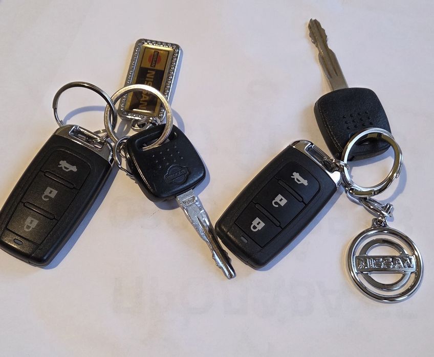 Автомобил NISSAN