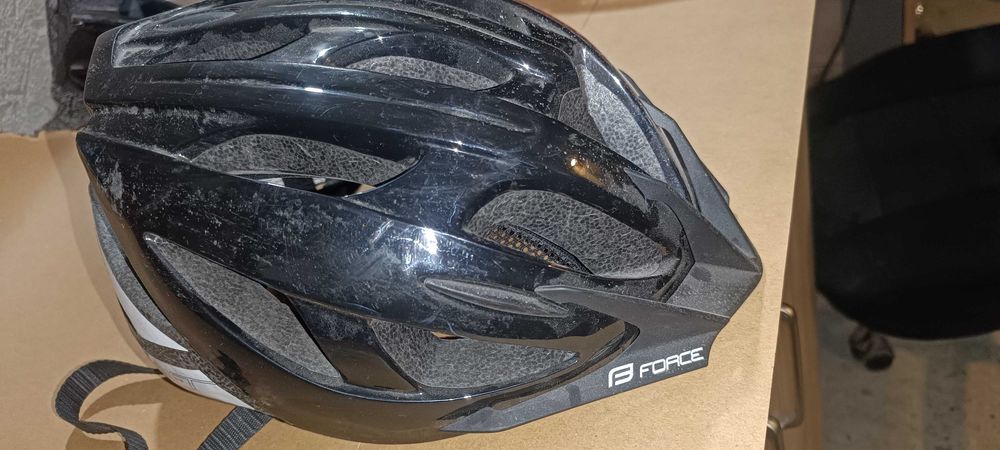 Продават се 2 броя каски за велосипед