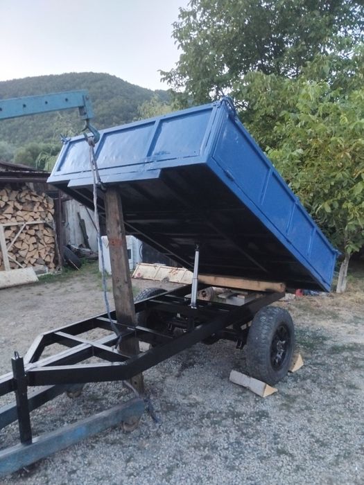 Vând remorca basculabila pt tractor