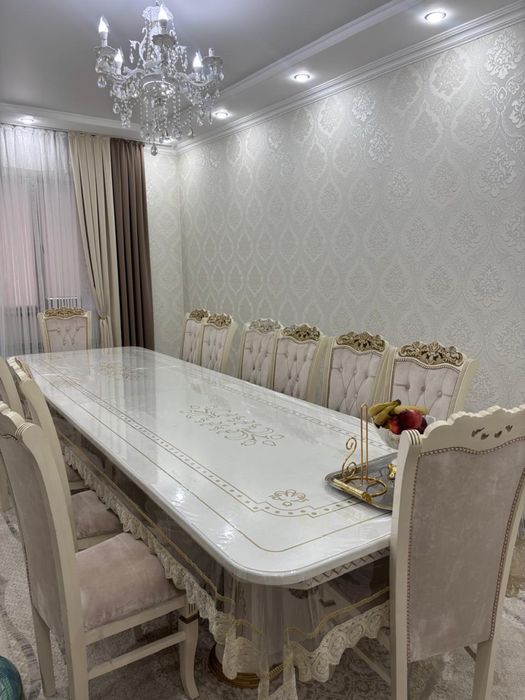 Продается стол со стульями. Стол 3,5 м, стулья - 14 шт