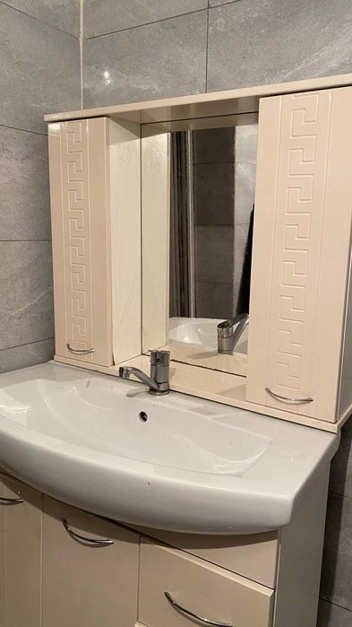 Умывальник с мебелью