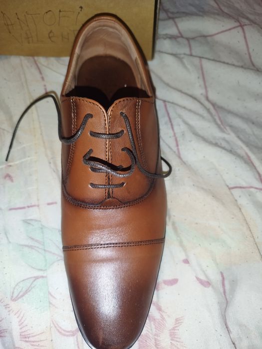 Vând pantofi purtați o data