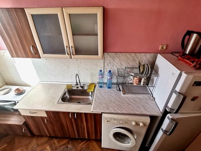 Дава се под наем Тристаен апартамент в Бургас, Център - 80 кв.м за 325 € - Снимка #2