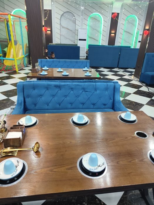 Столы для Хого и диваны, стулья