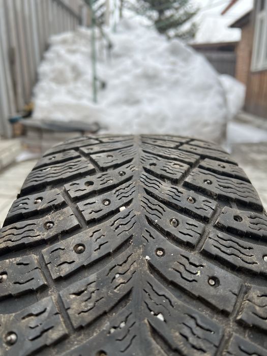 Продам 2 баллона Michelin x ice north 4