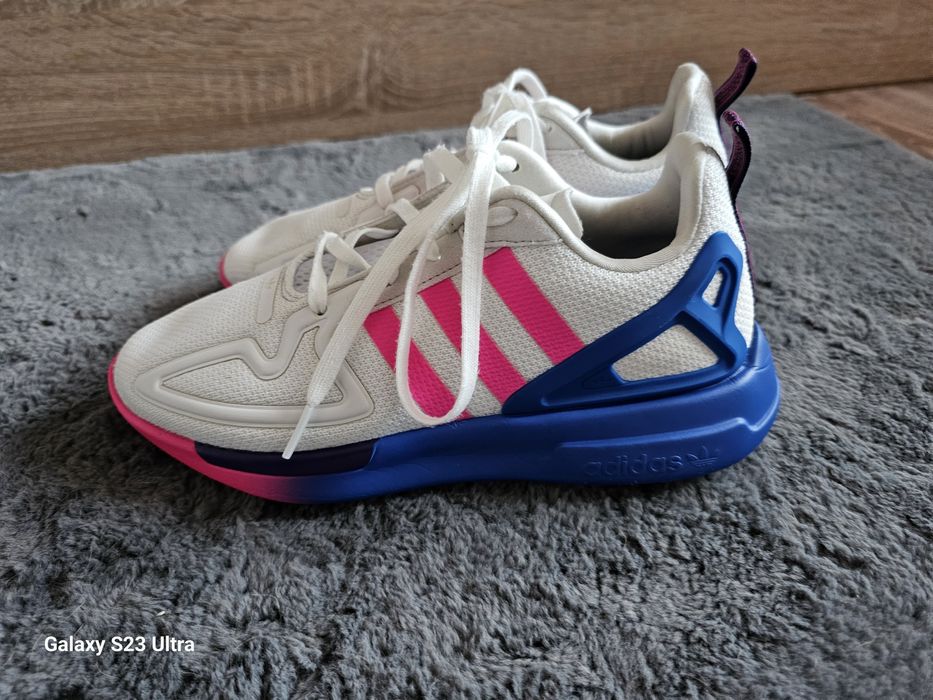 Дамски маратонки Adidas бели синьо и розово