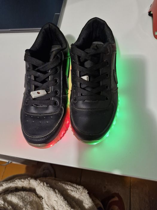 Кроссовки светящиеся 35-36 размер