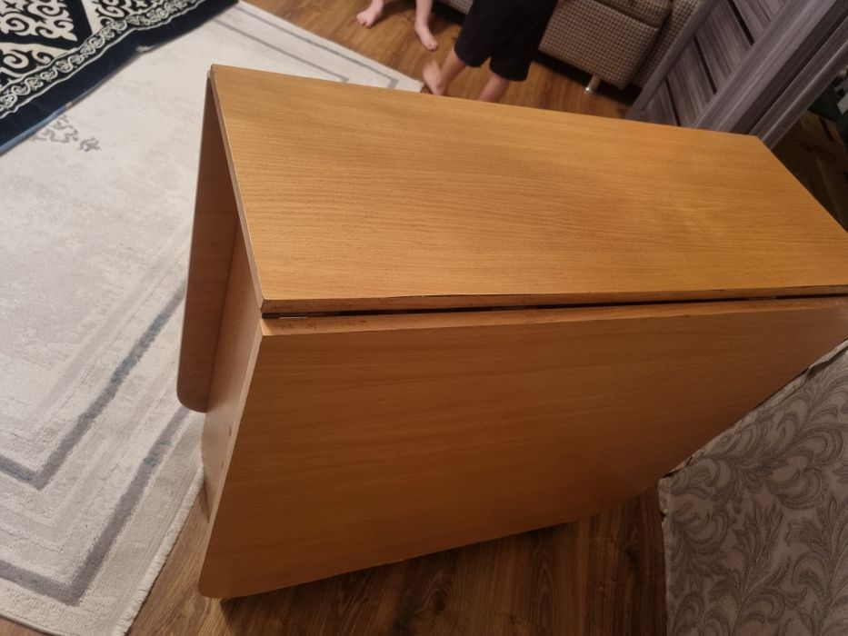 Продам книжный столик