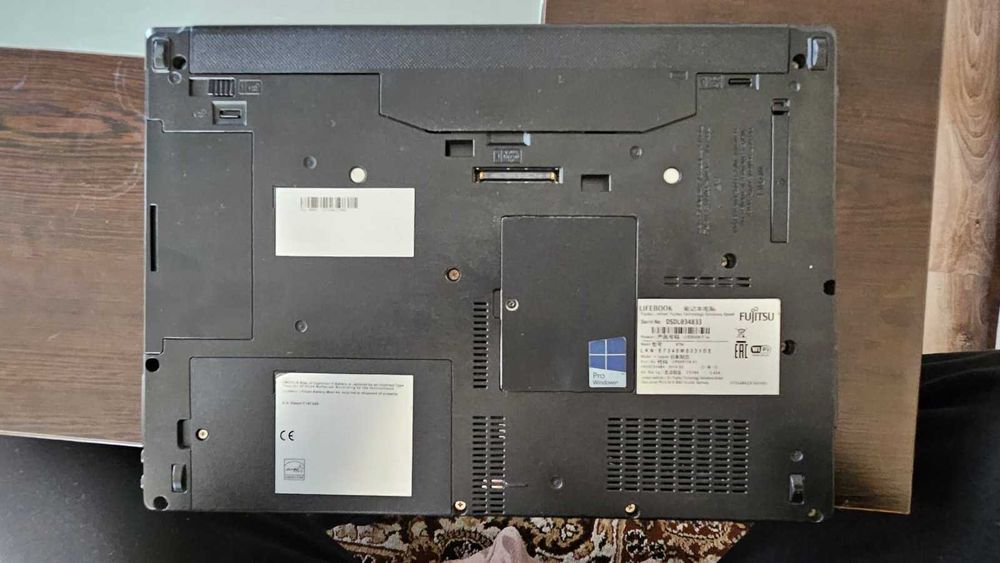 Продавам бизнес клас лаптоп Fujitsu Lifebook 13.3"