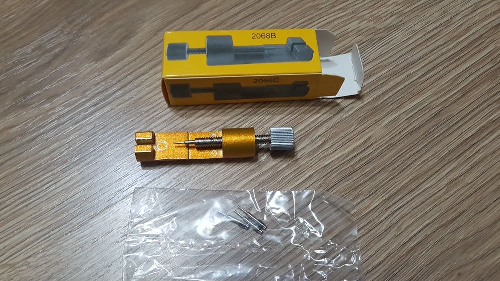 Dispozitiv modificare bratara ceas