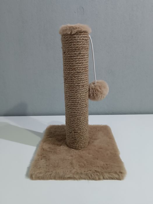 Нова драскалка за котки с играчка (сиво, бежево)