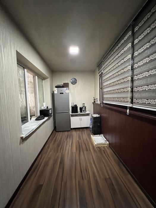 Продаётся квартира Юнусабад18 2 ком 1 этаж кирпичный дом 77 серия