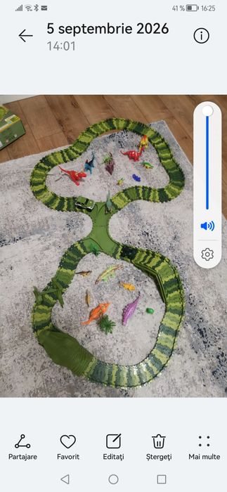 Set de joacă Dino Park cu pistă de curse flexibilă, mașinuțe și dinozauri