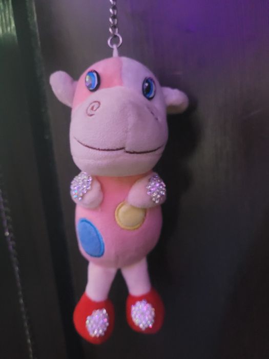 Игрушка брелок коровка