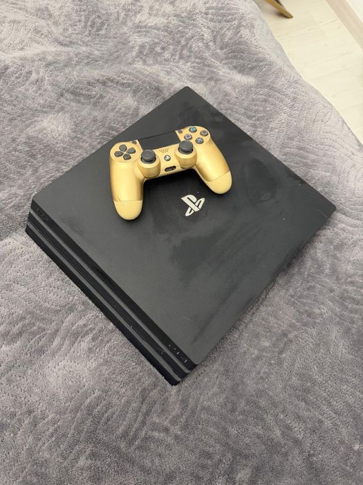 Ps4 pro , maneta aurie , jocuri incluse