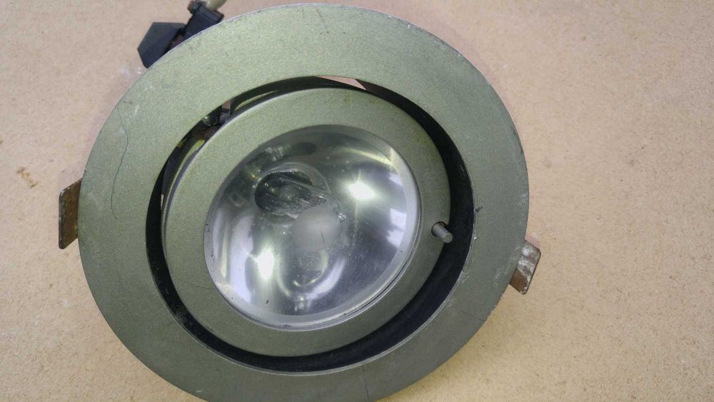 Продаются разнобразные светильники.