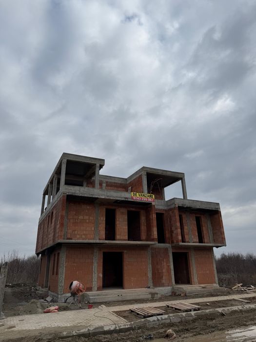 Cladire tip duplex cu 2 apartamente