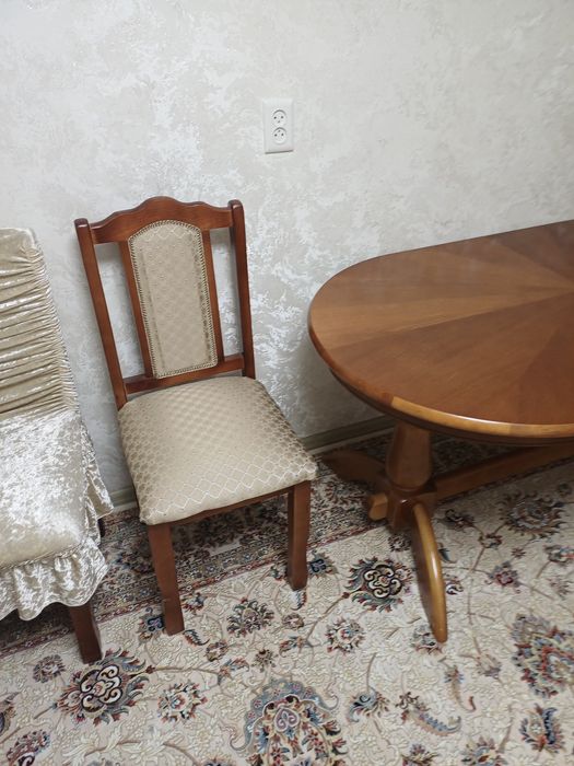 Продам стол и стулья.