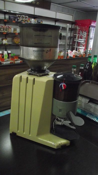 Комплект професионална кафе машина с кафемелачка.