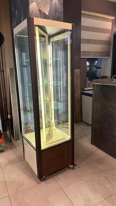 Витрина холодильник для дессертов