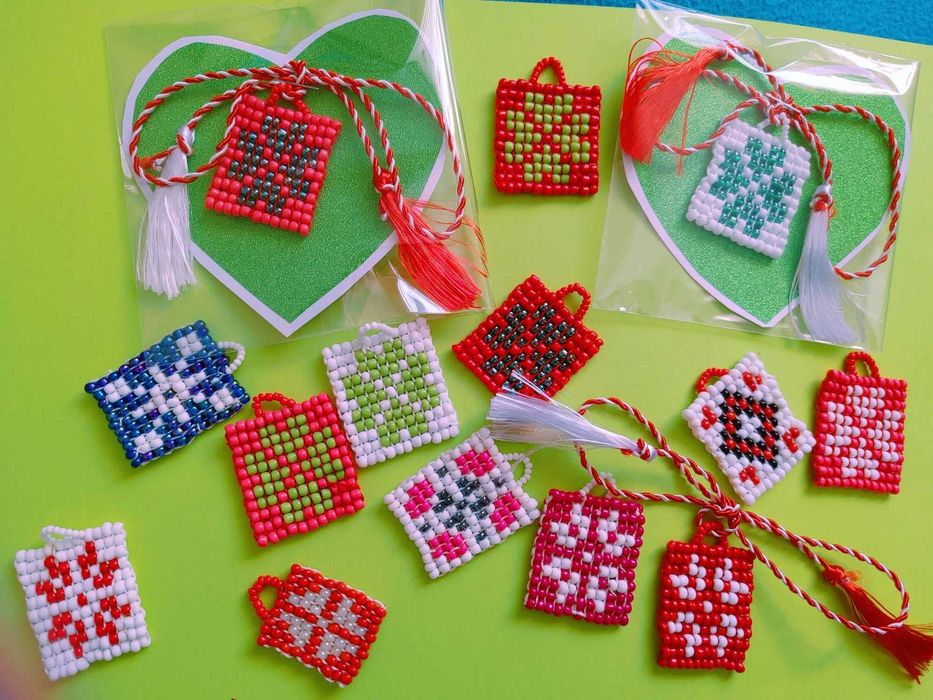 Martisoare tesute din margele