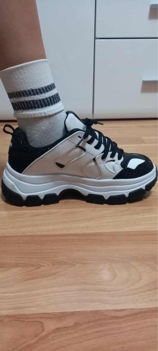 Продавам маратонки GUESS, оригинални