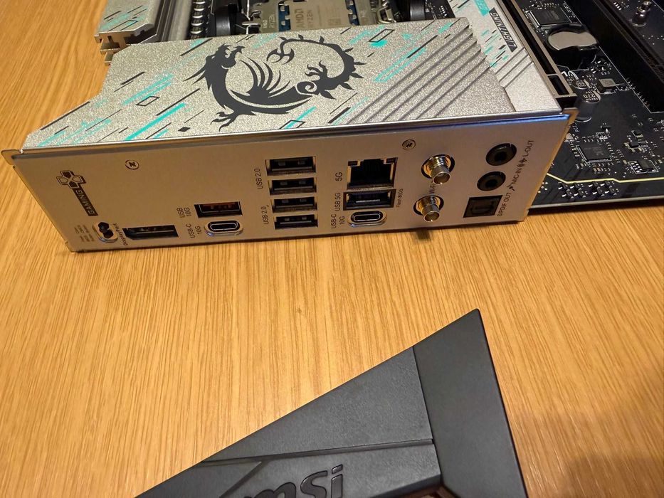 Placa de baza MSI B850 GAMING PLUS WIFI cu procesor AMD Ryzen 7 9800x3D 4.7Ghz si 32gb ddr5 Gskill 6000Mhz cl36