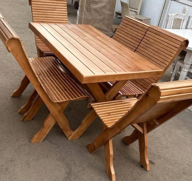 Стол со стулями.