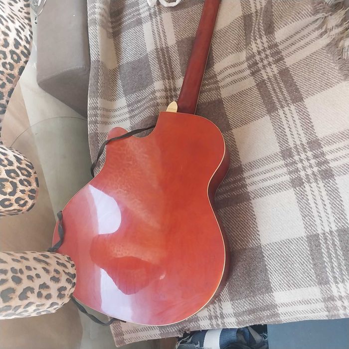 Продавам класическа китара