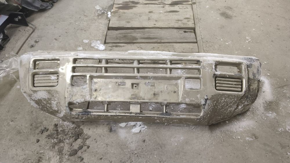 Бампер передний nissan mistral