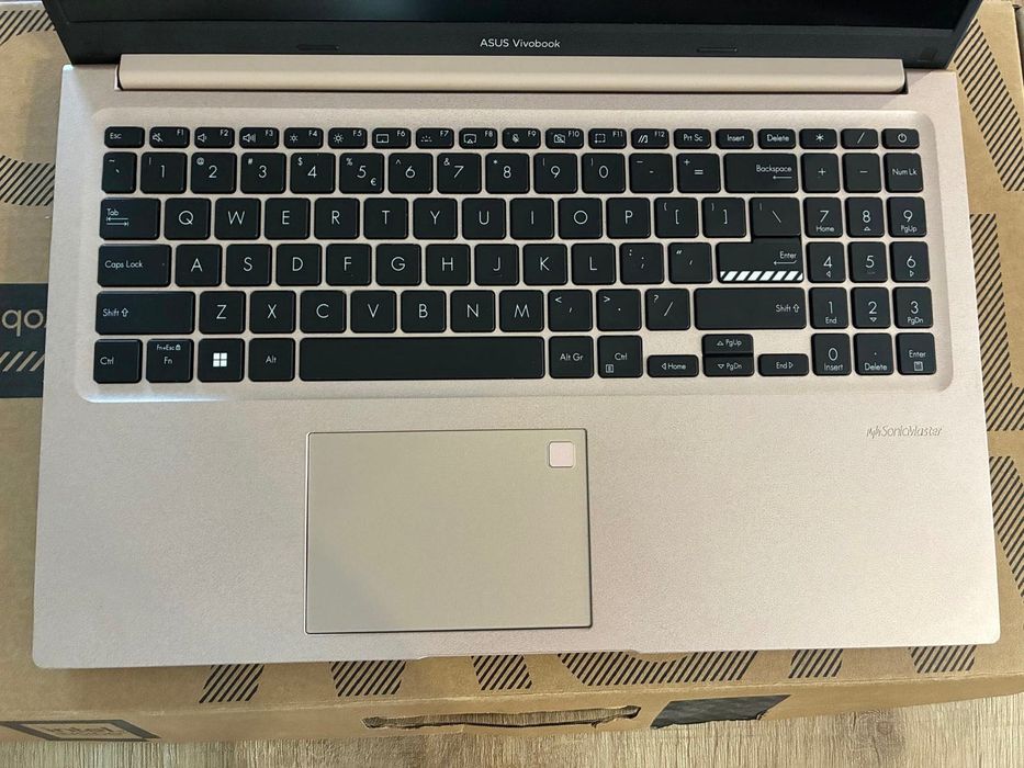 Laptop / Asus Vivobook x1502ZA / 15.6 inch / 256GB + 8GB RAM