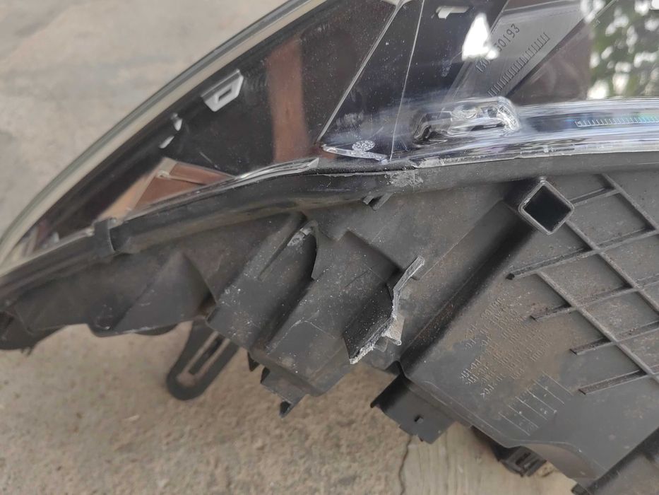 Фар Renault Megane 3 Face десен / Фар Рено Меган 3 Фейслифт Оригинален