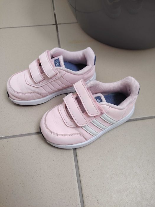 Adidași numarul 25 1/2