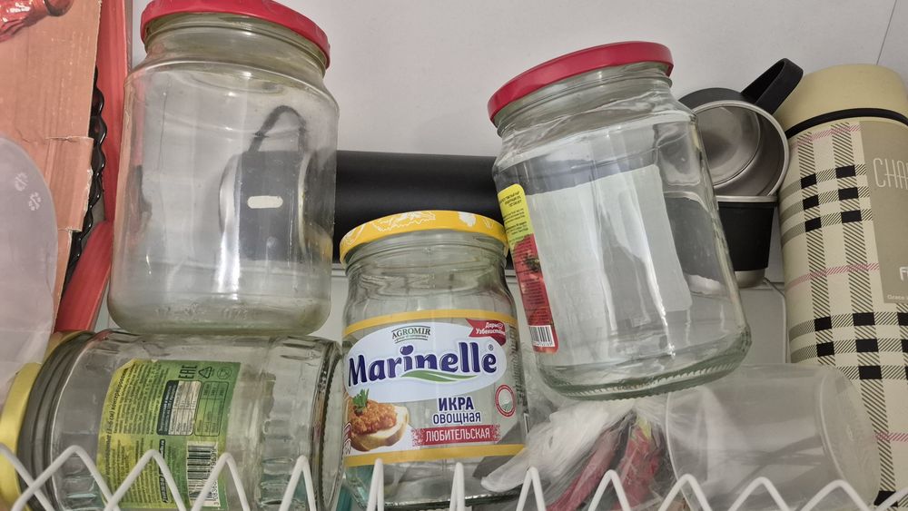 Банки разных размеров и форм.