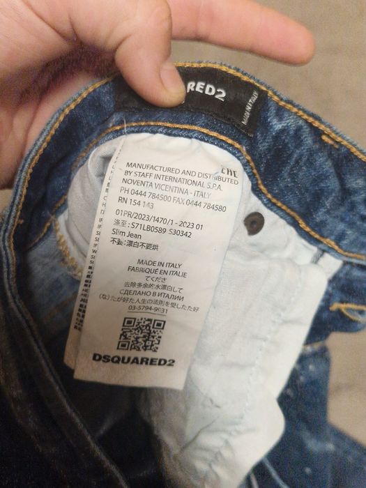 Blugi DSQUARED2 este mărimea 46