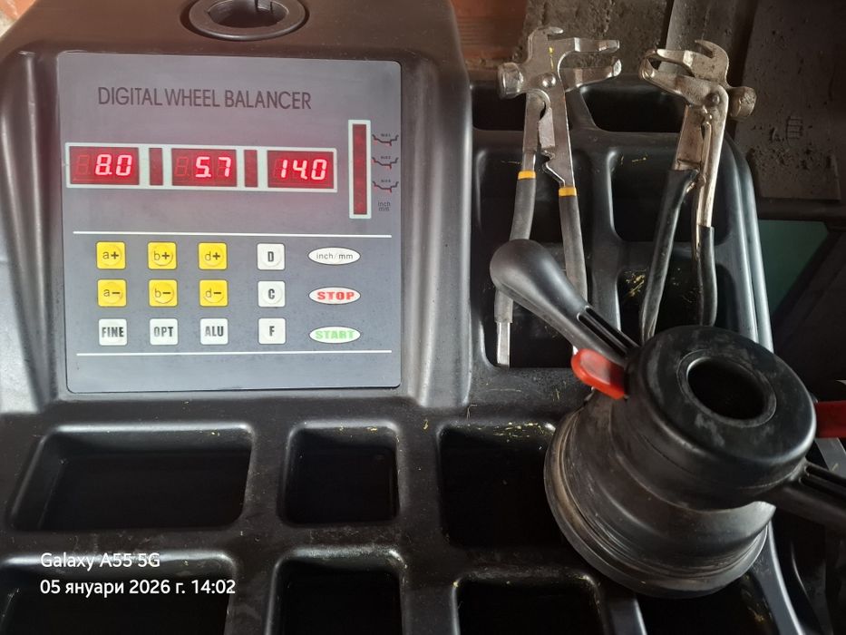 Продавам  2бр  машини баланс  +демонтажна  2бр триногиа