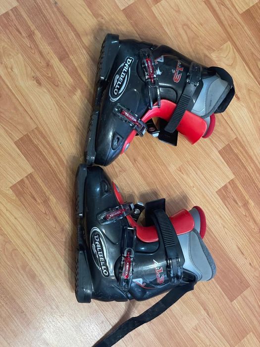 Vând urgent echipamente  de Skiat