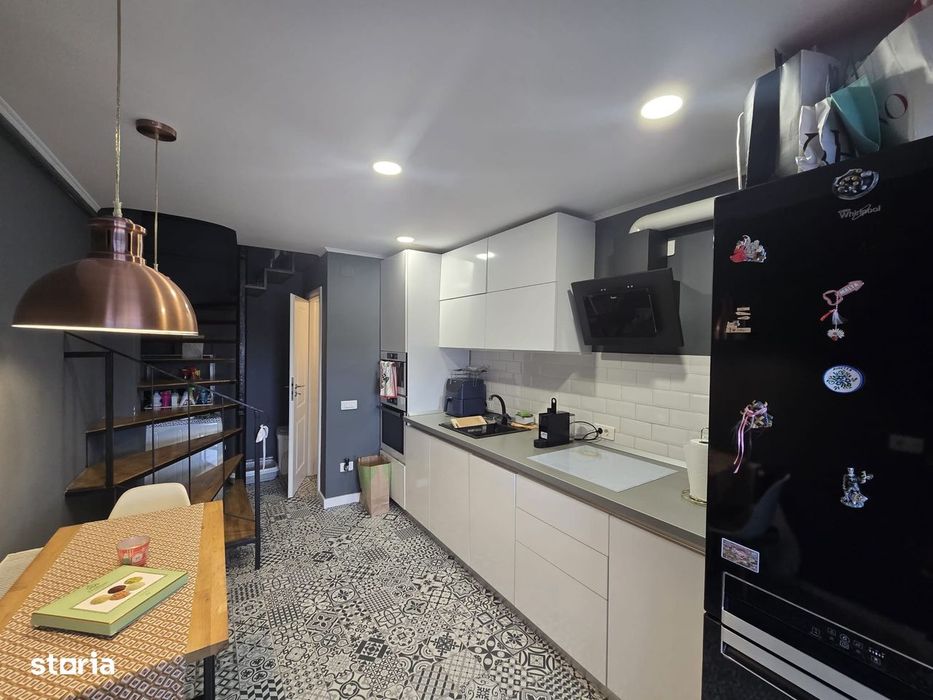 De vanzare Apartament 3 camere cu scara interioara, Tolstoi.