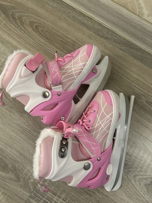Продаю коньки розовые.