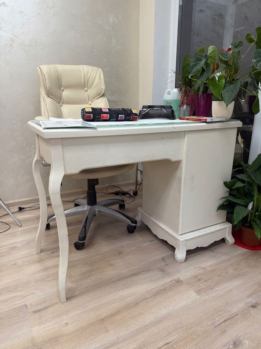 Бюро,маникюрна маса-масивно дърво